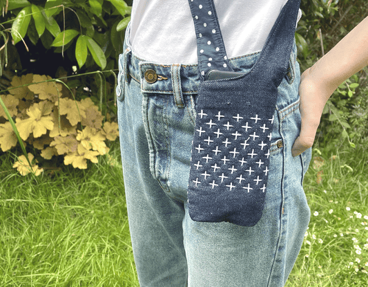 Etui téléphone en jean recyclé, brodé avec doublure bleue