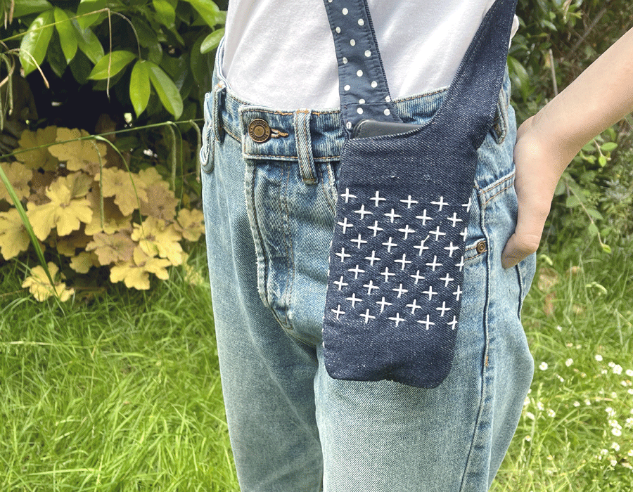 Etui téléphone en jean recyclé, brodé avec doublure écrue